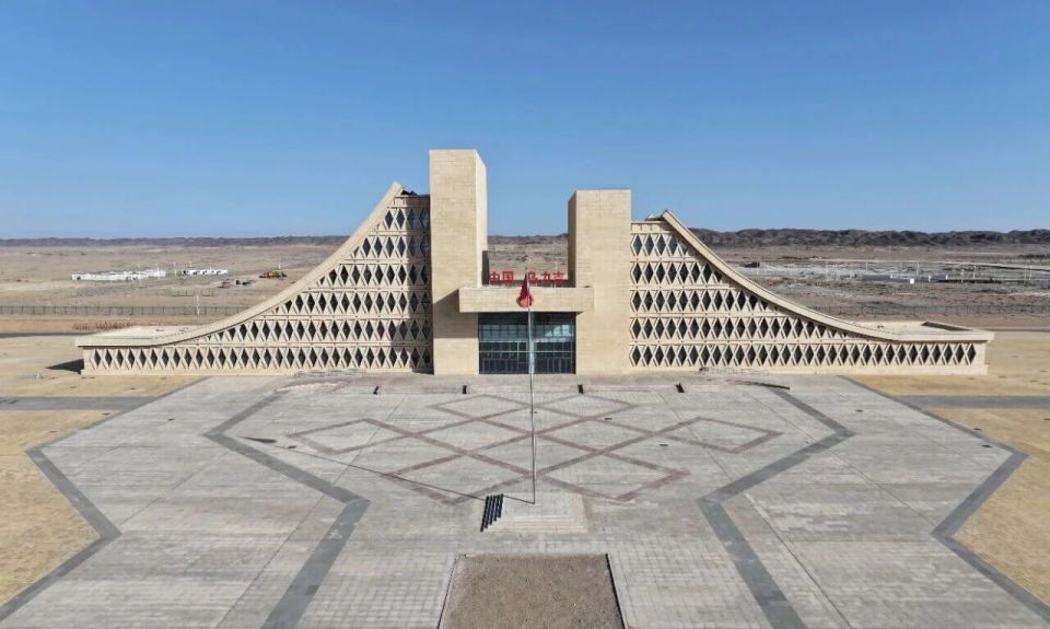 搭建中蒙经贸合作新桥梁 阿拉善左旗乌力吉口岸蒙商商会正式成立